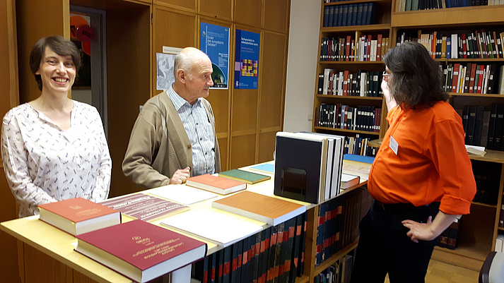 Besucher in der Bibliothek des MLW beim Tag der Offenen Tür 2017