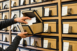 Im Zettelarchiv des Mittellateinischen Wörterbuches lagern ca. 1,6 Millionen Zettel in eigens angefertigten Kästen, das Material ist streng alphabetisch sortiert.